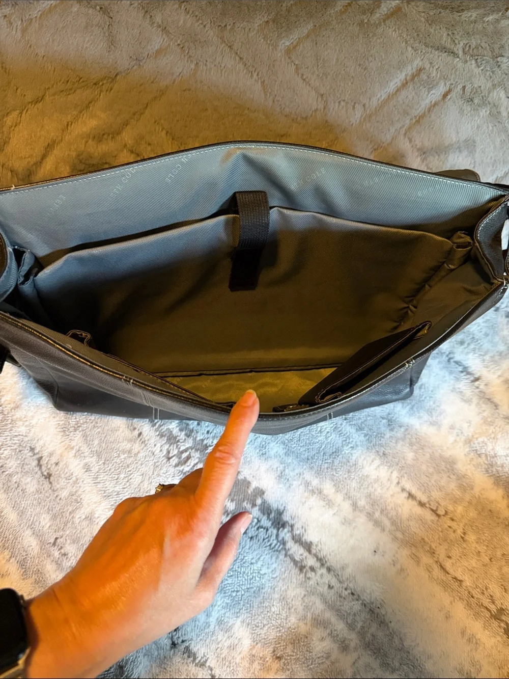 Kenneth Cole Black Pebbled Leather Messenger Computer Bag